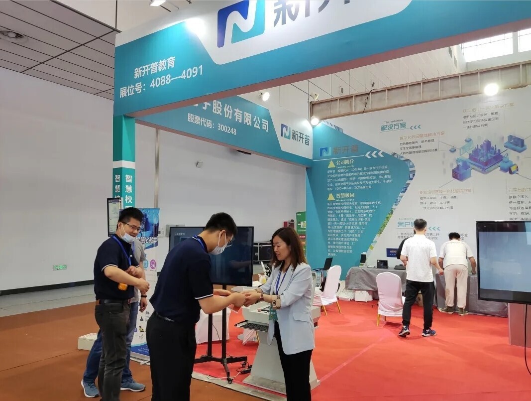 人生就是博尊龙凯时参加2021年职业教育活动周职业教育博览会(图1)