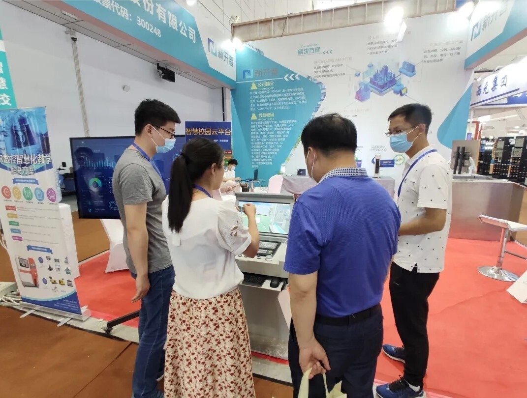 人生就是博尊龙凯时参加2021年职业教育活动周职业教育博览会(图3)