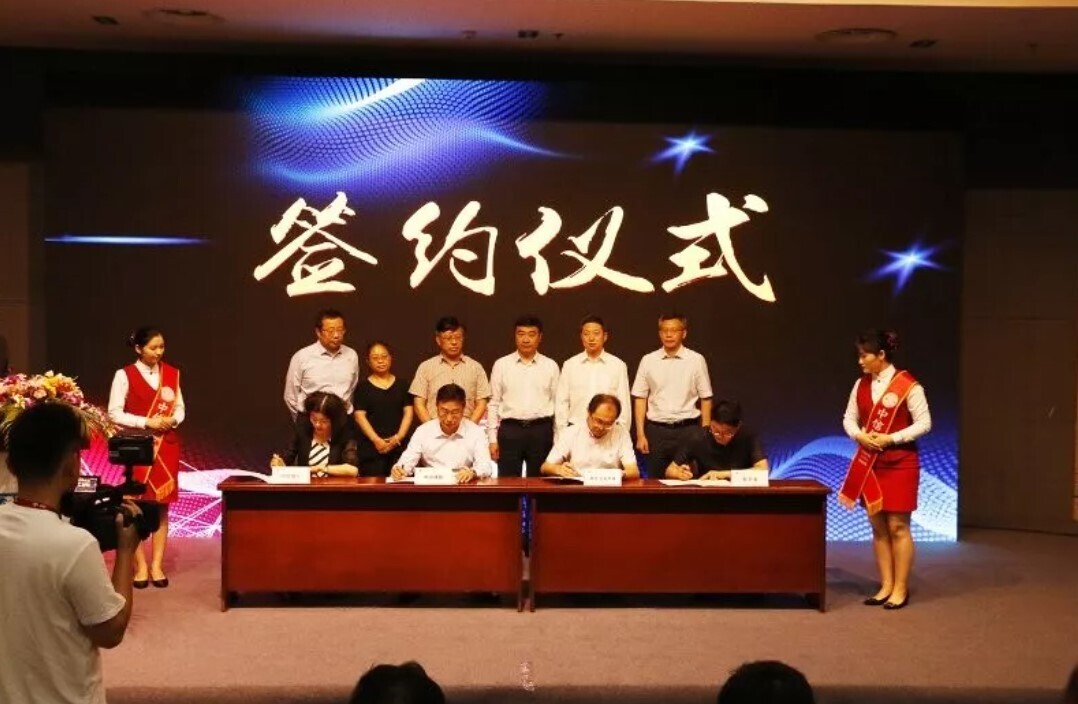 人生就是博尊龙凯时携手江苏银联，全国首例银联移动支付产品走进大学校园(图4)