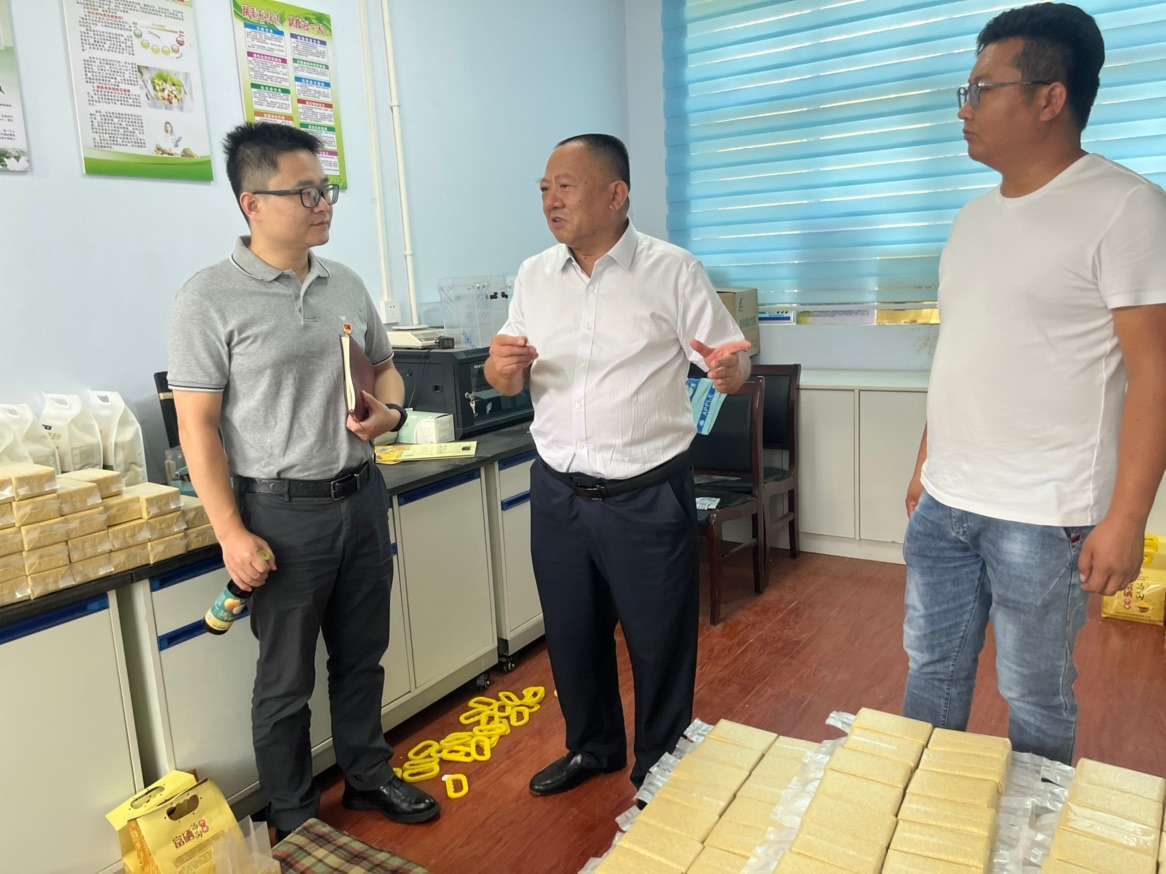 暖心！人生就是博尊龙凯时为村庄捐赠桌椅，助力乡村振兴(图2)